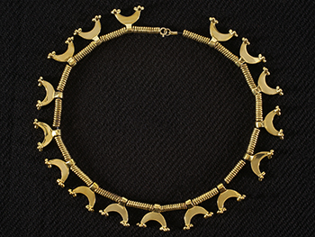 Vėrinys iš pusmėnulio formos kabučių ir įvijėlių. Pagal radinį iš Vaineikių, Rokiškio raj. IIIa. 